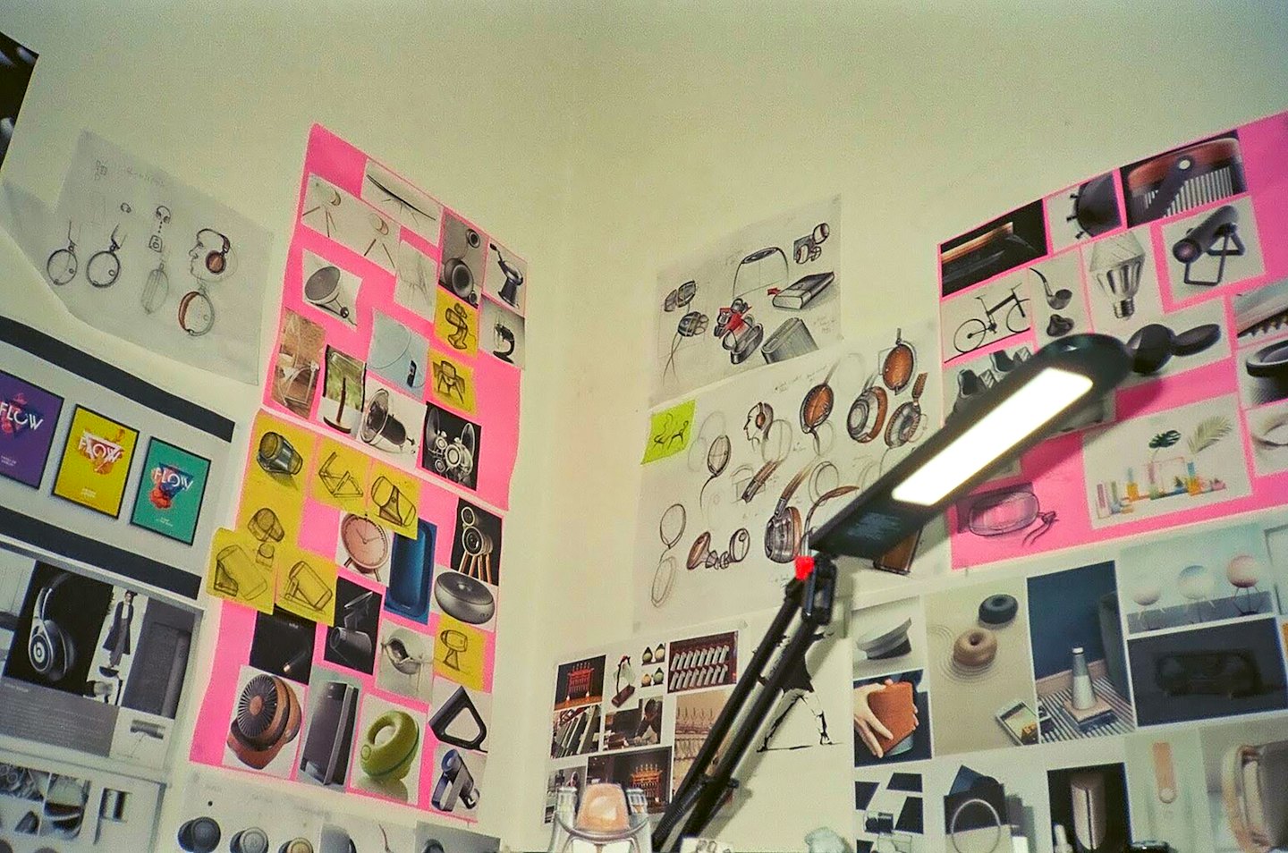 Parete di uno studio di design coperta di schizzi e ritagli di moodboard.